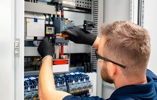 technicien dans un tableau electrique